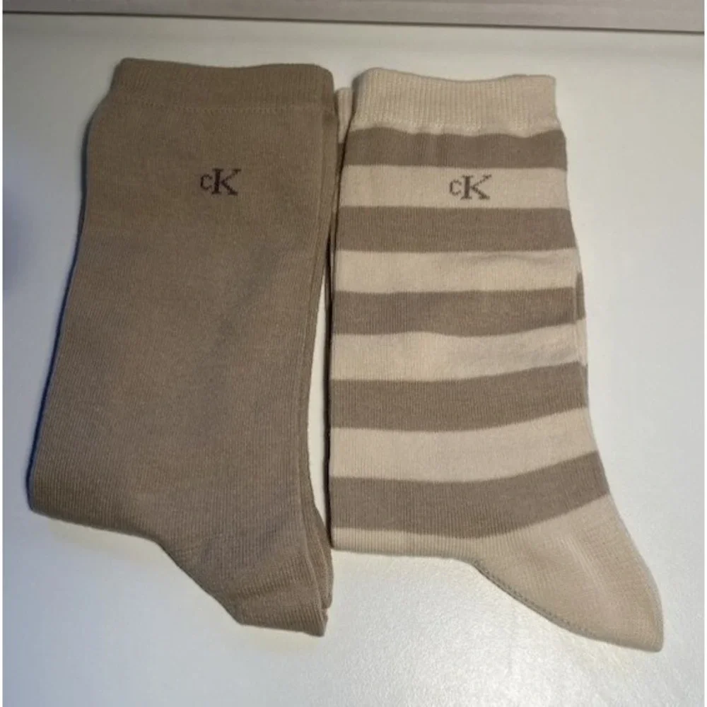 Calvin Klein Womens Crew Socks 2 Pack Neutral Beige Stripe Gift Tin‎ CK Logo